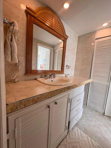 Ένα μπάνιο στο Apartamento Cimarron Suites