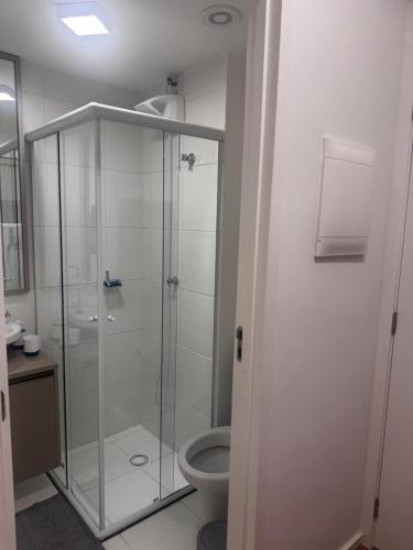 ein Badezimmer mit Glasdusche und Toilette in der Unterkunft Studio Apartamento no Morumbi próximo ao Estádio Morumbi estação de ônibus metrô e shopping in São Paulo