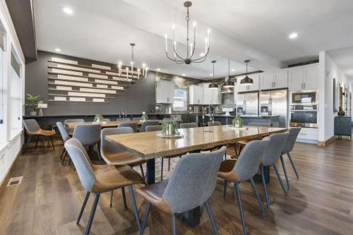 ein Esszimmer mit einem großen Holztisch und Stühlen in der Unterkunft Lakeview Lodge for 36 with Indoor & Outdoor Pool in Hollister