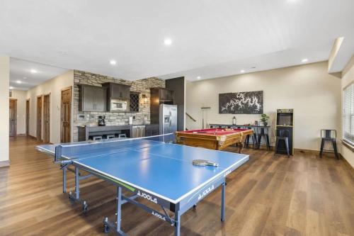 ein Raum mit Tischtennisplatte und Küche in der Unterkunft Lakeview Lodge for 36 with Indoor & Outdoor Pool in Hollister