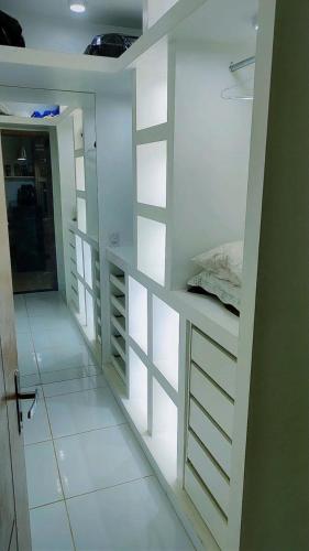 a bathroom with white walls and white tile floors at Conforto e Lazer! Casa com Piscina e 3 Quartos in Palmas