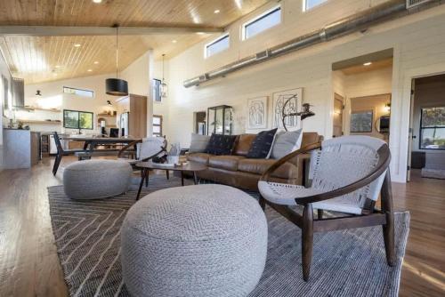 Posezení v ubytování Idyllic Retreat with Epic Views - Hot Tub - Fire Pit