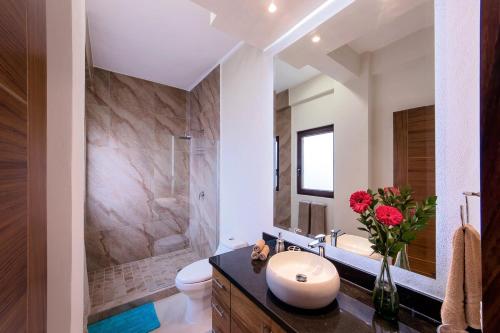 Nise في بويرتو فايارتا: حمام مع حوض ومرحاض ودش