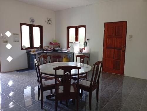 Kuchyň nebo kuchyňský kout v ubytování Homestay Idaman di Kuala Terengganu dengan 2 Bilik Aircond - Harga utk 1 rumah