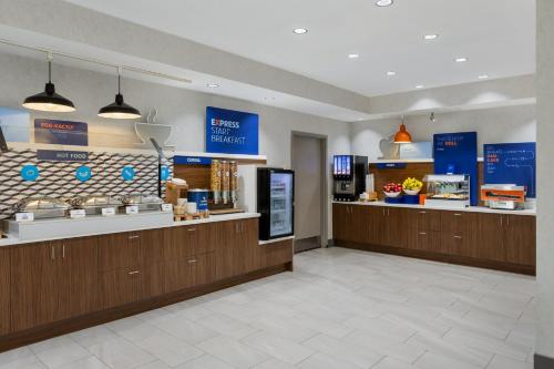 Cuisine ou kitchenette dans l'établissement Holiday Inn Express & Suites Ottawa East-Orleans by IHG