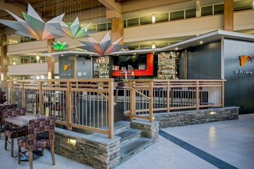 a bar in a restaurant with a table and chairs at Crowne Plaza Suffern-Mahwah by IHG in Suffern