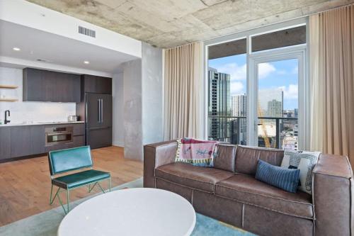 Posezení v ubytování Katy at the Rainey District Upscale Austin Condo