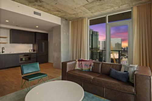 Posezení v ubytování Katy at the Rainey District Upscale Austin Condo