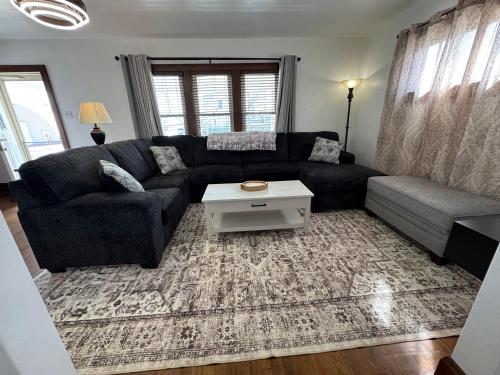 Χώρος καθιστικού στο Spacious Stay near Lambeau