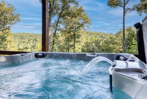 einen Whirlpool mit Wasser aus dem Whirlpool in der Unterkunft The Americana - Stunning Mountainside Retreat in Blue Ridge