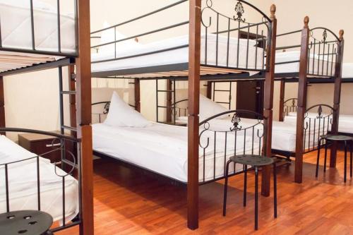 Bunk bed o mga bunk bed sa kuwarto sa Hostel Udacha