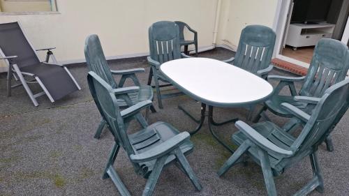 a group of chairs and a white table and chairs at Ferienwohnung Schöne Aussicht in Nordenham