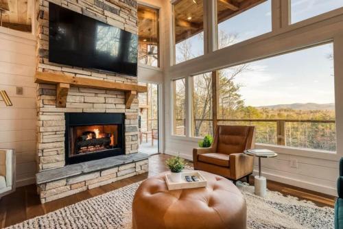 ein Wohnzimmer mit Kamin und Fernseher in der Unterkunft Modern Luxury - EV Charger Hot Tub & Epic Views in Blue Ridge