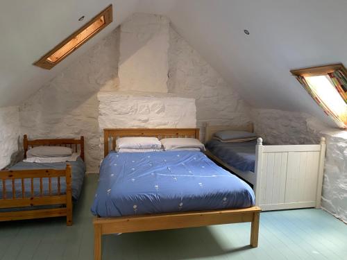 1 Schlafzimmer mit 2 Betten im Dachgeschoss in der Unterkunft The Cottage @ Mill Haven place in Pembroke