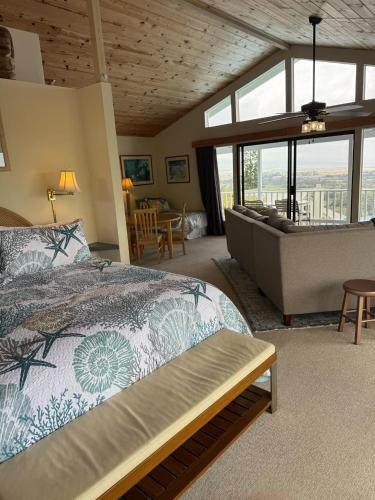 a bedroom with a bed and a couch in a room at Belle Vue Waimea - Big Island of Hawaii in Puopelu