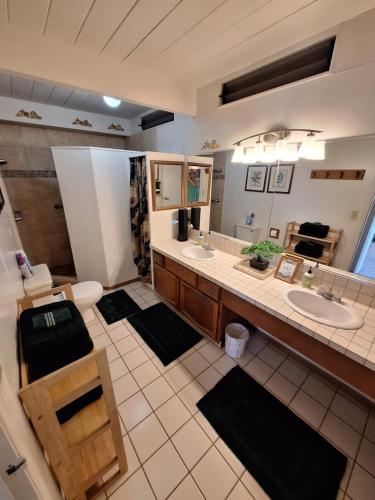 a bathroom with two sinks and two mirrors at Belle Vue Waimea - Big Island of Hawaii in Puopelu