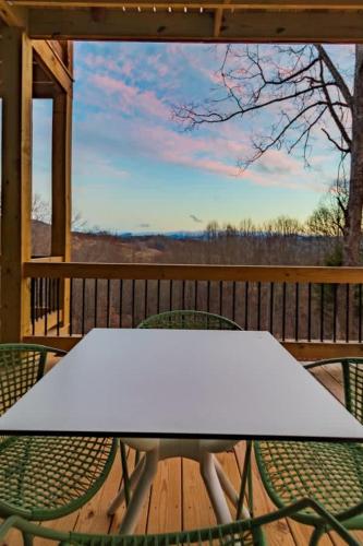 Balkón nebo terasa v ubytování Upscale Masterpiece - Mountain Views with Hot Tub