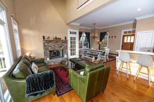 Χώρος καθιστικού στο Luxury Lake House in Big Canoe/Game room/Fire Pit/Direct lake access