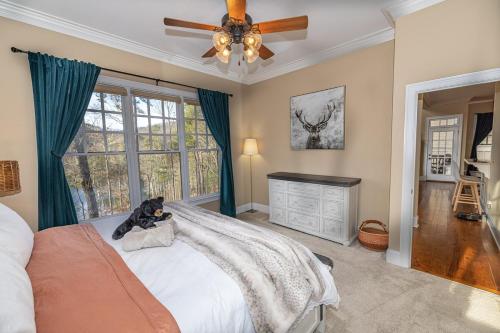 Ένα ή περισσότερα κρεβάτια σε δωμάτιο στο Luxury Lake House in Big Canoe/Game room/Fire Pit/Direct lake access