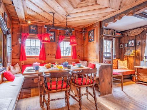 a dining room with a table and chairs at Kupferhäusl in Inneralpbach