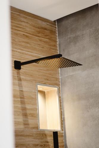 a light hanging from a wall in a room at Le Bohemian 2 chambres proche Plage des Nations avec Vue sur mer in Sidi Bouqnadel