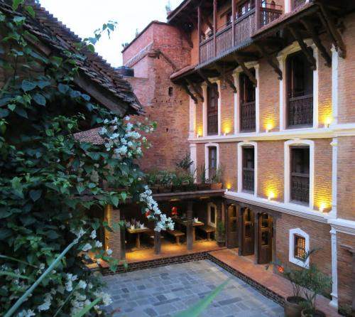 - une vue sur l'extérieur d'un bâtiment avec une cour dans l'établissement The Inn Patan, à Pātan