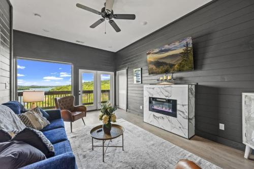 Televisyen dan/atau pusat hiburan di Luxe at Lake Haven - Pool Hot Tub and Game Room