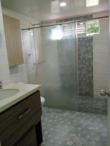 a bathroom with a shower and a sink and a toilet at Apartamento Fontana 2 in Bucaramanga
