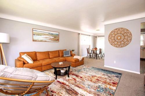 Χώρος καθιστικού στο Entire 3 bed home in Maple Heights w ac