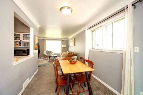 Η κουζίνα ή μικρή κουζίνα στο Entire 3 bed home in Maple Heights w ac