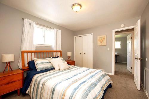 Ένα ή περισσότερα κρεβάτια σε δωμάτιο στο Entire 3 bed home in Maple Heights w ac