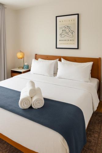 a hotel room with two beds with towels on the bed at Beautiful Chicago 2BD 1BA in Chicago