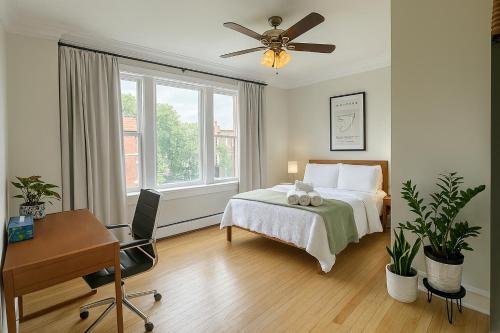 a bedroom with a bed and a desk and a window at Beautiful Chicago 2BD 1BA in Chicago