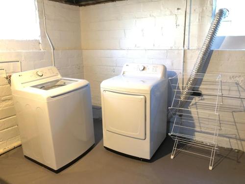 due lavatrici sedute una accanto all'altra in una stanza di Cozy 2BR Lyndhurst Retreat a Lyndhurst