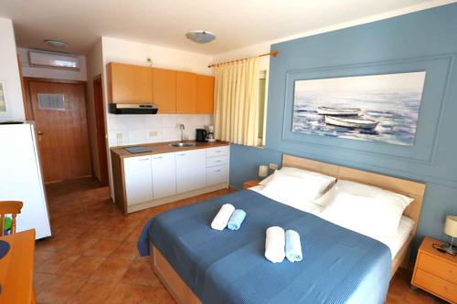 Apartment in Okrug Gornji with 1