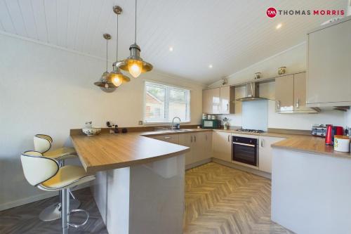Dapur atau dapur kecil di Lakeside Lodge Retreat with Views