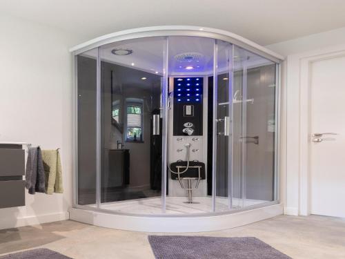 Una habitación de cristal con una silla dentro. en Haus Paul in Kals am Grossglockner, 