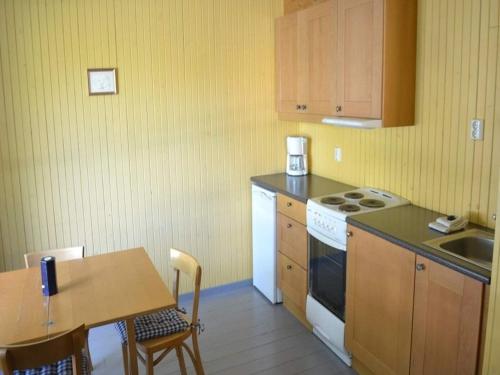une cuisine avec une table et une cuisinière four supérieur dans l'établissement 7 person holiday park home in Lærdal, à Lærdalsøyri