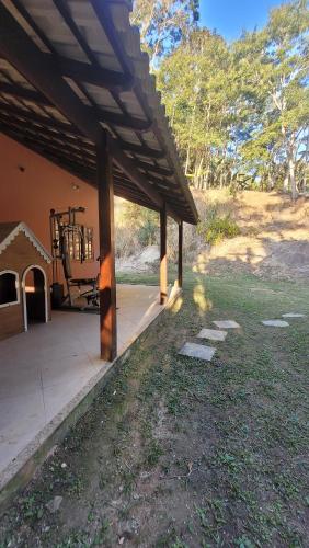 a covered porch of a house with a grill at Experiência incrível na Serra! in Engenheiro Paulo de Frontin