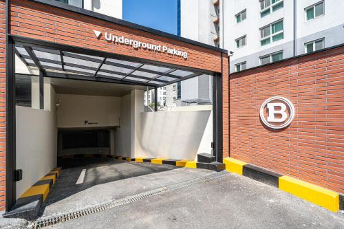 a entrance to a building with a b sign on it at Brown Dot Hotel Hot Spring Yuseong in Daejeon