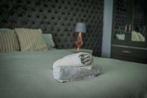 バーミンガムにあるBirmingham Houseのベッドに座るタオル
