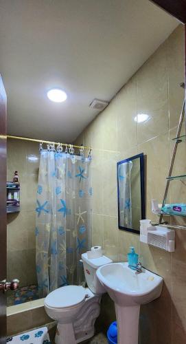 a bathroom with a toilet and a sink at Departamento en Loja in Loja