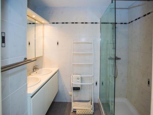ein Badezimmer mit Glasdusche und Waschbecken in der Unterkunft Apartment with 2 bedrooms and 2 bathrooms in Middelkerke