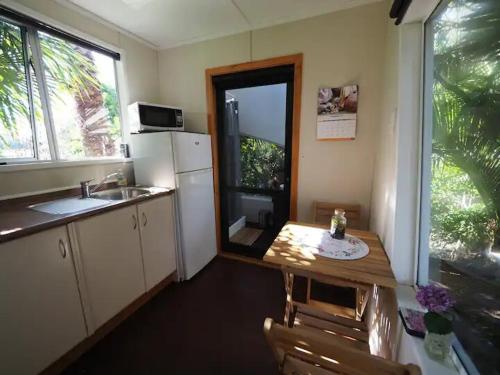 Dapur atau dapur kecil di Back to Basics Accommodation