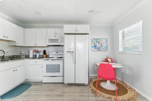 Η κουζίνα ή μικρή κουζίνα στο Minutes to Anna Maria - Canal Hangout Onsite Apartment