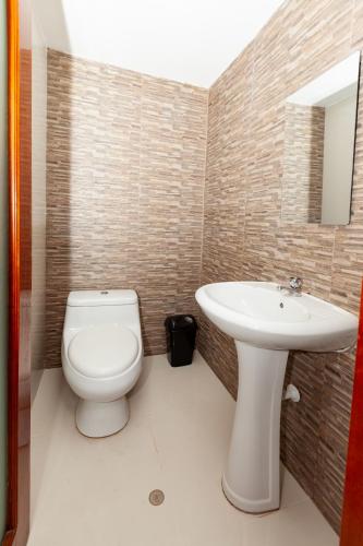クスコにあるVisita CUSCO MÁGICOのトイレと洗面台付きのバスルーム