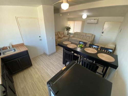 Khu vực ghế ngồi tại Family Apartment & Free Parking!