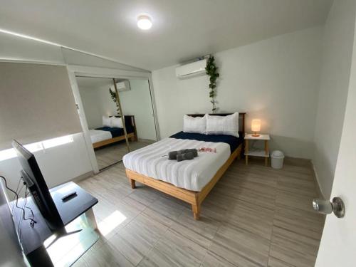 Giường trong phòng chung tại Family Apartment & Free Parking!