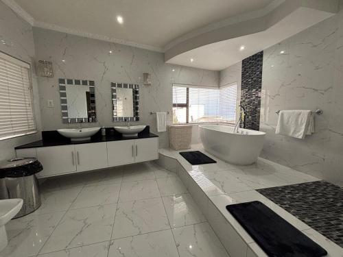 Ένα μπάνιο στο Luxury 8-Bedroom Villa with Ocean Views