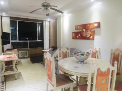 サン・ビセンテにあるVista dos Sonhosのテーブルと椅子と窓のあるダイニングルーム